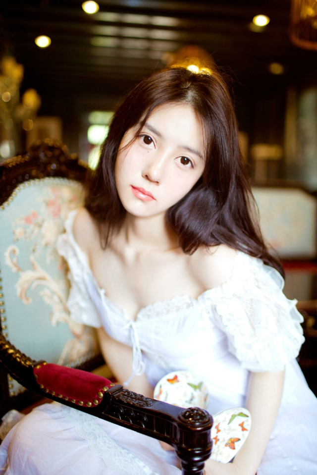 “进来吧。”吕布看了一眼地上的杯盏，摇了摇头，坐在自己的位子上向两女招了招手。